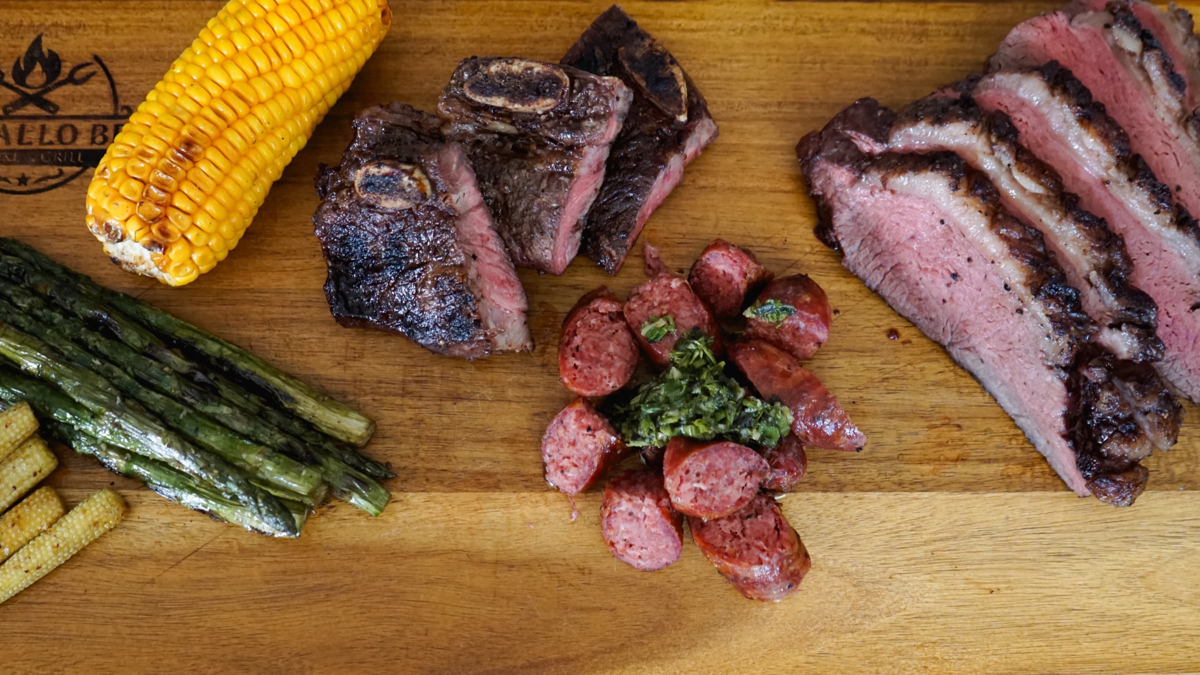 Tabla Bordallo BBQ: cortes asados, chorizo con chimichurri y vegetales a la parrilla