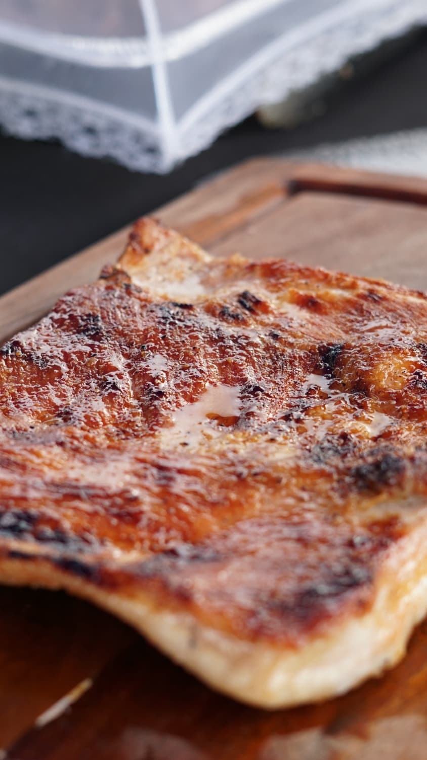 Corte asado en tabla de madera
