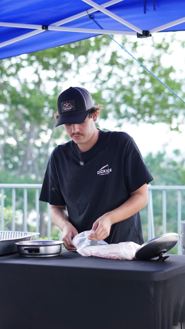 Preparando la carne junto al ahumador